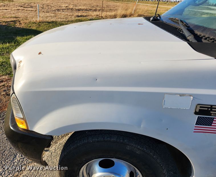 image for item JB9707 2002 Ford F350 Super Duty  Crew Cab flatbed pickup truck