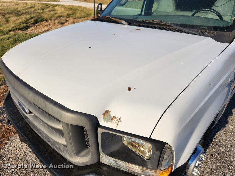 image for item JB9707 2002 Ford F350 Super Duty  Crew Cab flatbed pickup truck