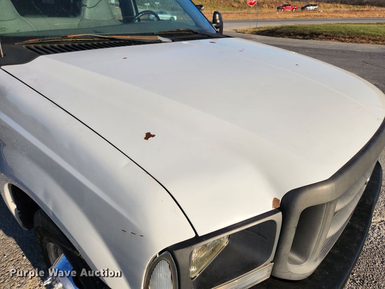 image for item JB9707 2002 Ford F350 Super Duty  Crew Cab flatbed pickup truck