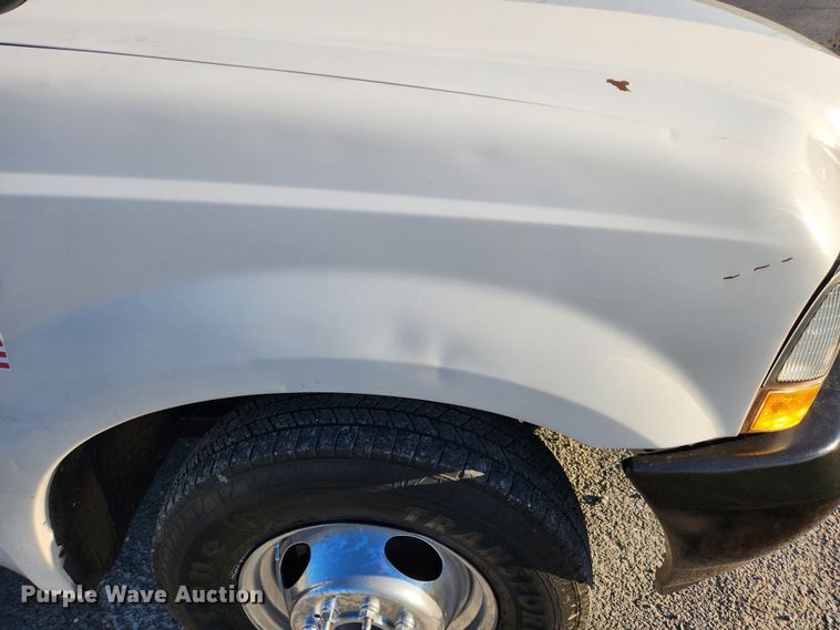 image for item JB9707 2002 Ford F350 Super Duty  Crew Cab flatbed pickup truck