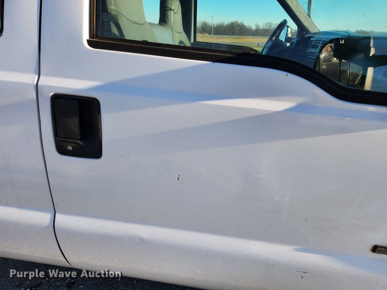 image for item JB9707 2002 Ford F350 Super Duty  Crew Cab flatbed pickup truck