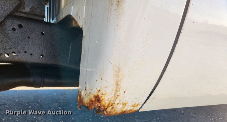 image for item JB9707 2002 Ford F350 Super Duty  Crew Cab flatbed pickup truck