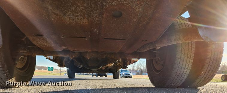 image for item JB9707 2002 Ford F350 Super Duty  Crew Cab flatbed pickup truck