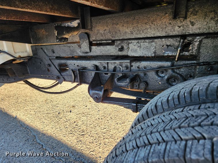 image for item JB9707 2002 Ford F350 Super Duty  Crew Cab flatbed pickup truck