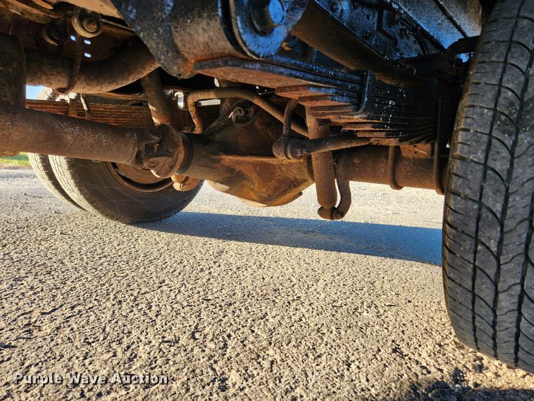 image for item JB9707 2002 Ford F350 Super Duty  Crew Cab flatbed pickup truck