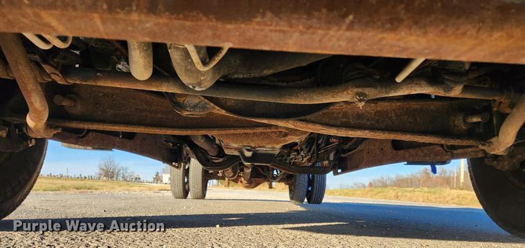 image for item JB9707 2002 Ford F350 Super Duty  Crew Cab flatbed pickup truck