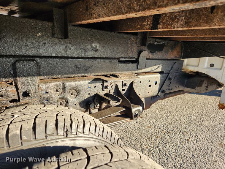 image for item JB9707 2002 Ford F350 Super Duty  Crew Cab flatbed pickup truck