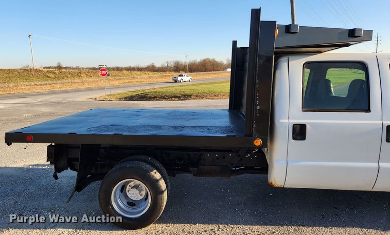 image for item JB9707 2002 Ford F350 Super Duty  Crew Cab flatbed pickup truck