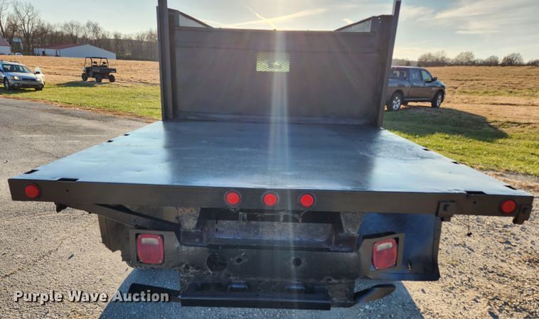 image for item JB9707 2002 Ford F350 Super Duty  Crew Cab flatbed pickup truck