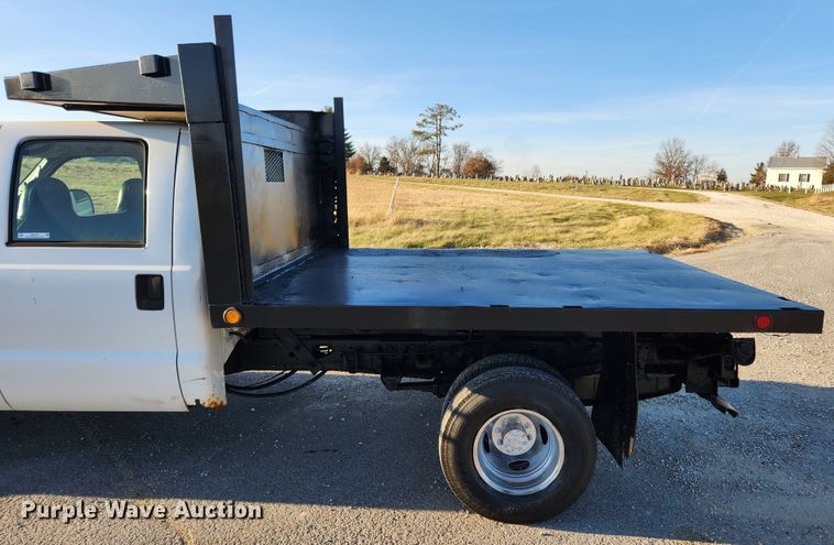 image for item JB9707 2002 Ford F350 Super Duty  Crew Cab flatbed pickup truck