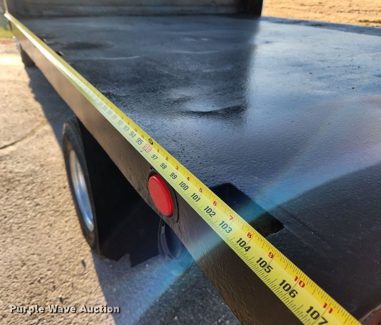 image for item JB9707 2002 Ford F350 Super Duty  Crew Cab flatbed pickup truck