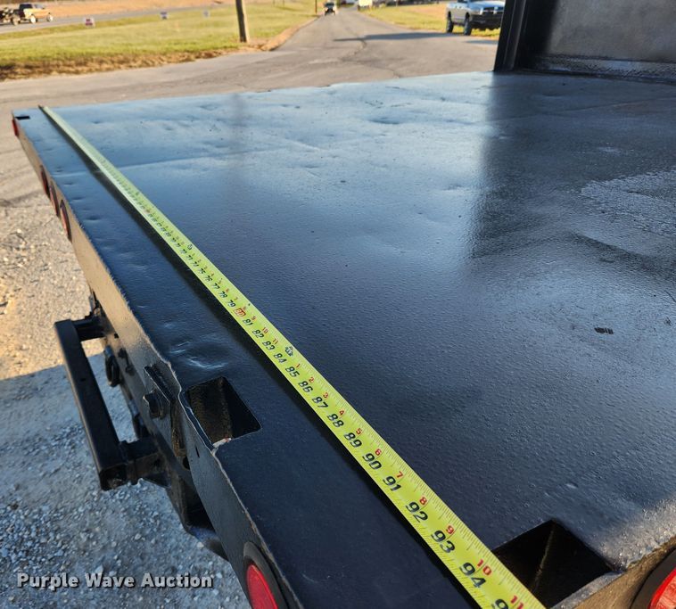 image for item JB9707 2002 Ford F350 Super Duty  Crew Cab flatbed pickup truck