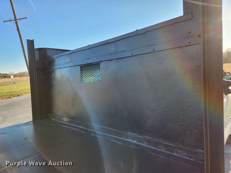 image for item JB9707 2002 Ford F350 Super Duty  Crew Cab flatbed pickup truck