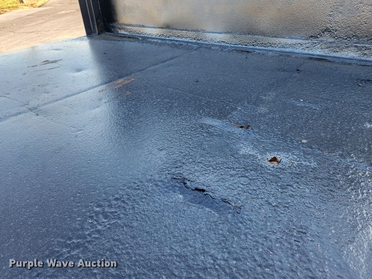 image for item JB9707 2002 Ford F350 Super Duty  Crew Cab flatbed pickup truck