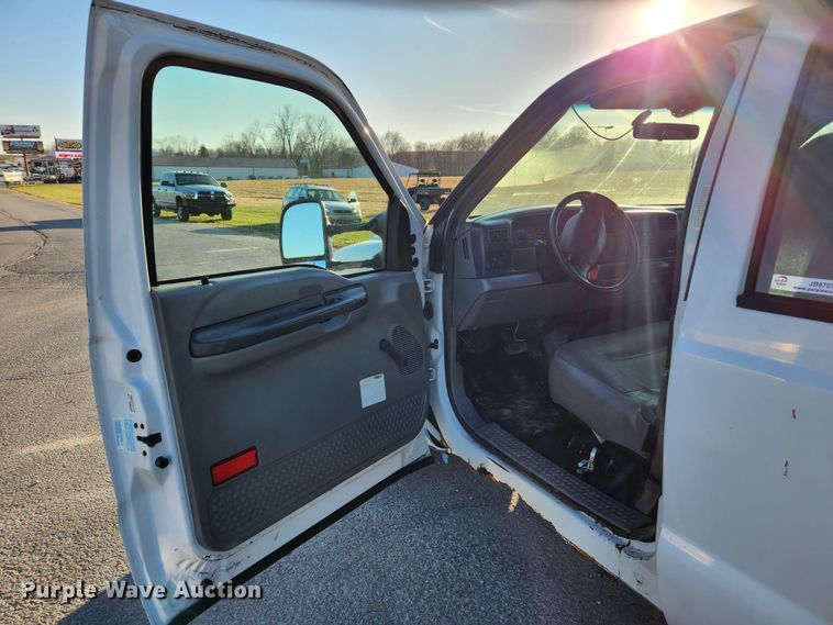 image for item JB9707 2002 Ford F350 Super Duty  Crew Cab flatbed pickup truck