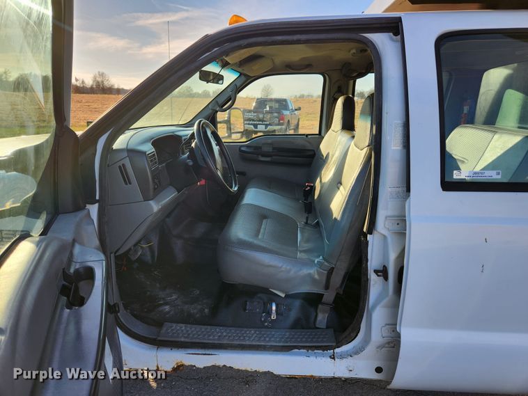 image for item JB9707 2002 Ford F350 Super Duty  Crew Cab flatbed pickup truck