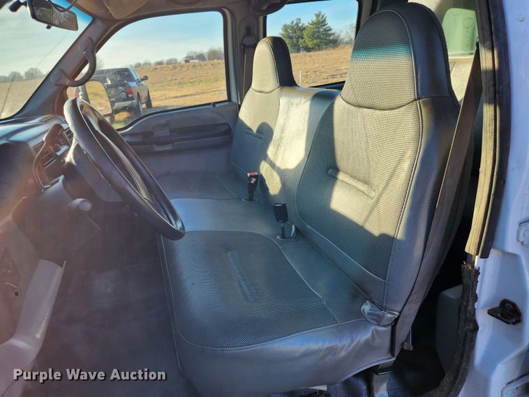 image for item JB9707 2002 Ford F350 Super Duty  Crew Cab flatbed pickup truck