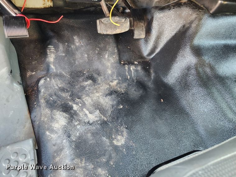 image for item JB9707 2002 Ford F350 Super Duty  Crew Cab flatbed pickup truck