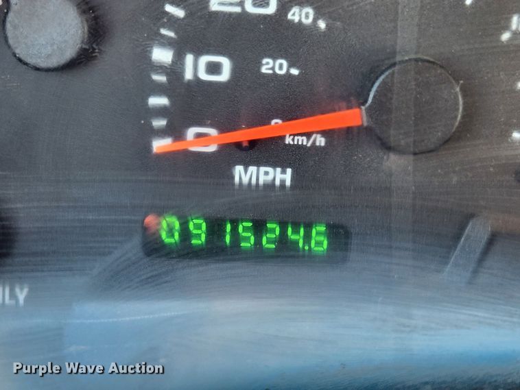 image for item JB9707 2002 Ford F350 Super Duty  Crew Cab flatbed pickup truck