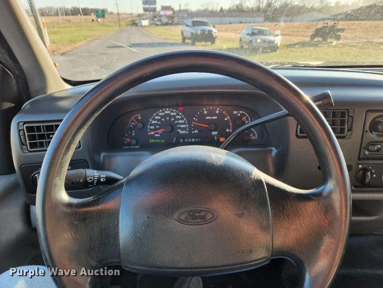 image for item JB9707 2002 Ford F350 Super Duty  Crew Cab flatbed pickup truck