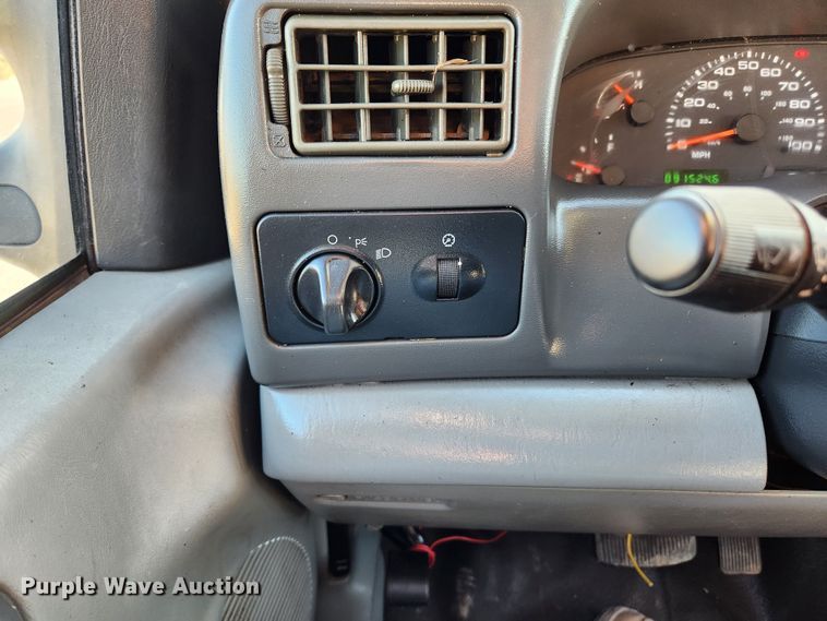 image for item JB9707 2002 Ford F350 Super Duty  Crew Cab flatbed pickup truck