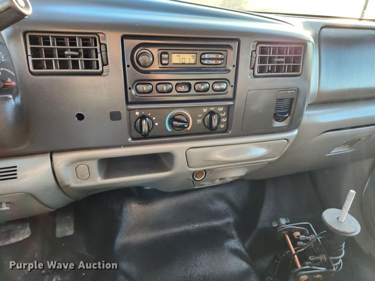 image for item JB9707 2002 Ford F350 Super Duty  Crew Cab flatbed pickup truck