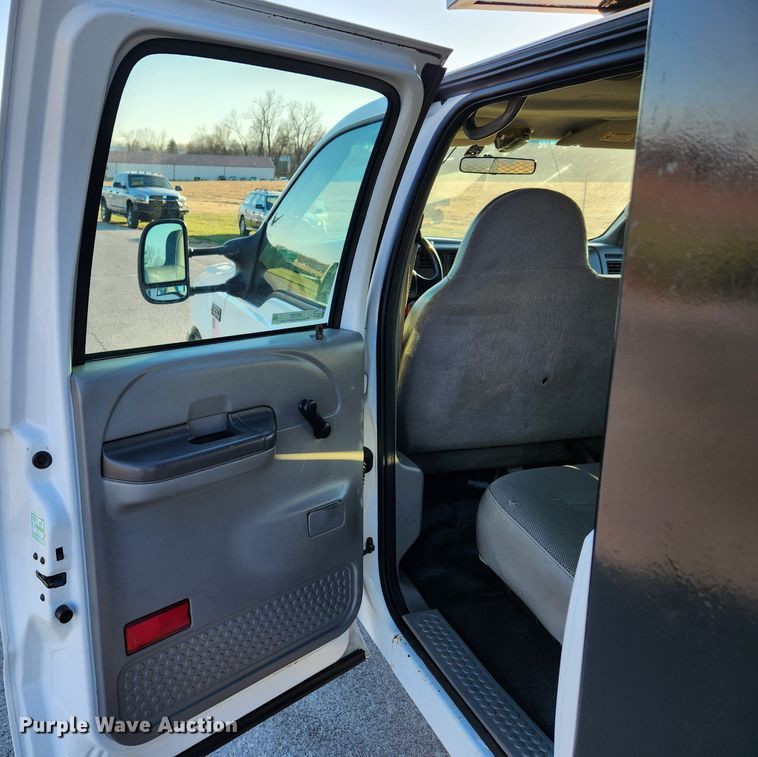 image for item JB9707 2002 Ford F350 Super Duty  Crew Cab flatbed pickup truck