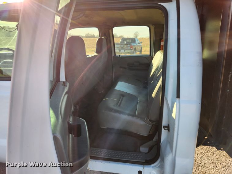 image for item JB9707 2002 Ford F350 Super Duty  Crew Cab flatbed pickup truck