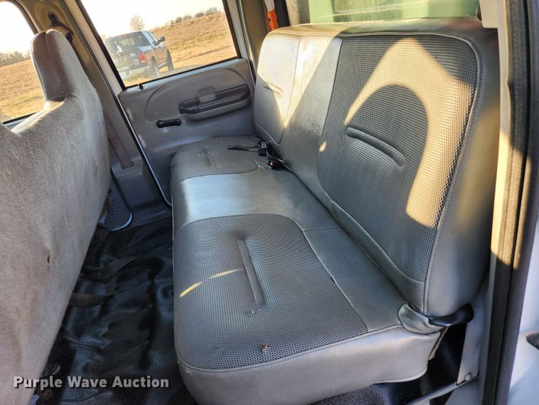 image for item JB9707 2002 Ford F350 Super Duty  Crew Cab flatbed pickup truck