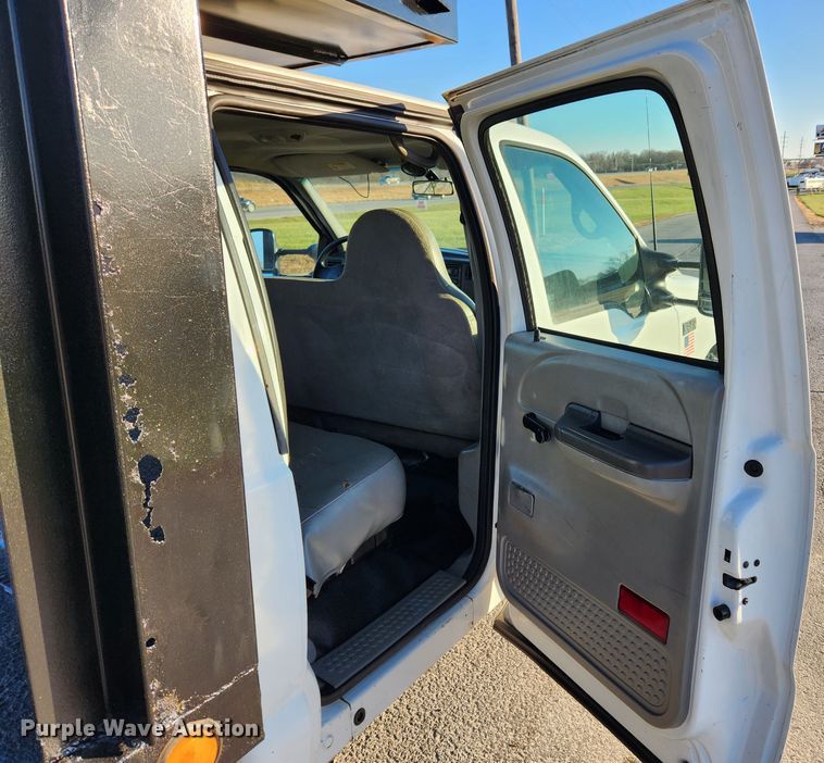 image for item JB9707 2002 Ford F350 Super Duty  Crew Cab flatbed pickup truck