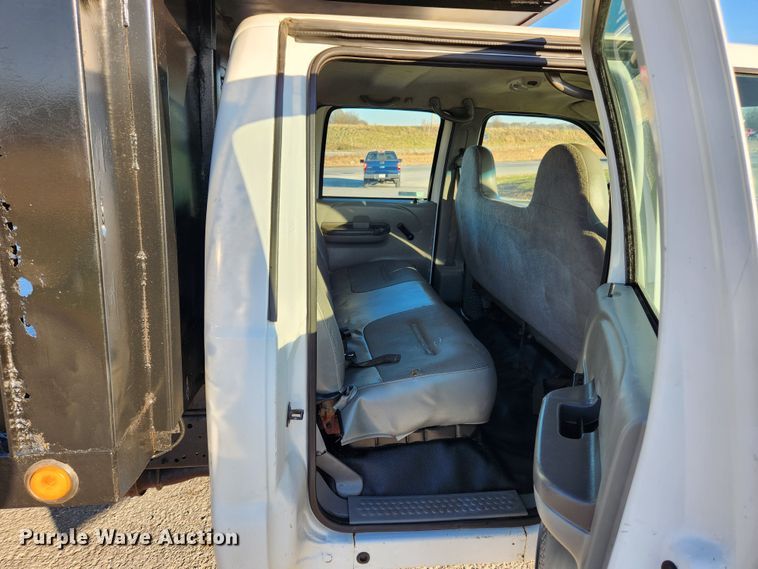 image for item JB9707 2002 Ford F350 Super Duty  Crew Cab flatbed pickup truck