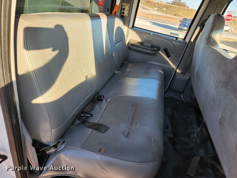 image for item JB9707 2002 Ford F350 Super Duty  Crew Cab flatbed pickup truck