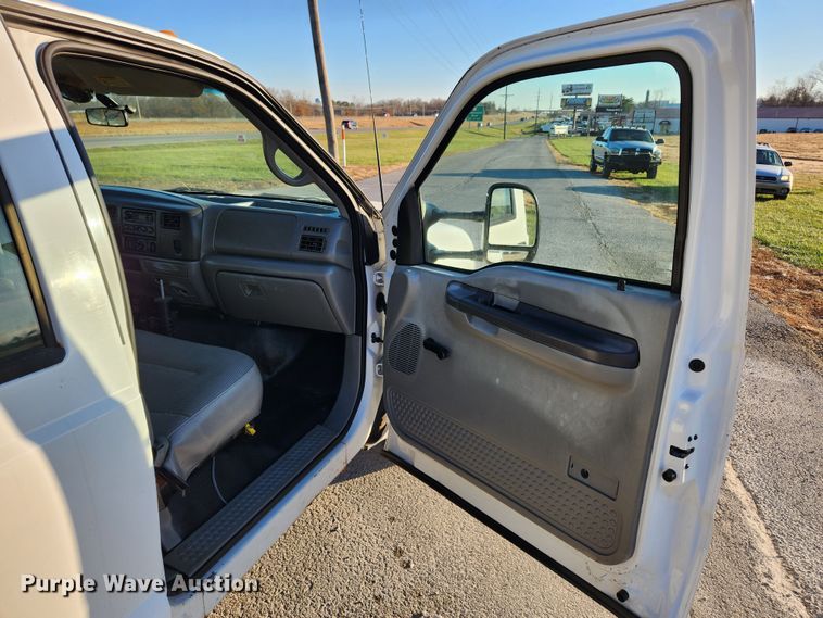 image for item JB9707 2002 Ford F350 Super Duty  Crew Cab flatbed pickup truck