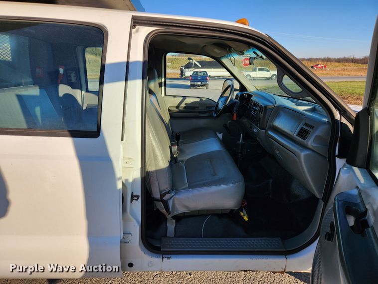 image for item JB9707 2002 Ford F350 Super Duty  Crew Cab flatbed pickup truck