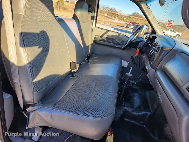 image for item JB9707 2002 Ford F350 Super Duty  Crew Cab flatbed pickup truck