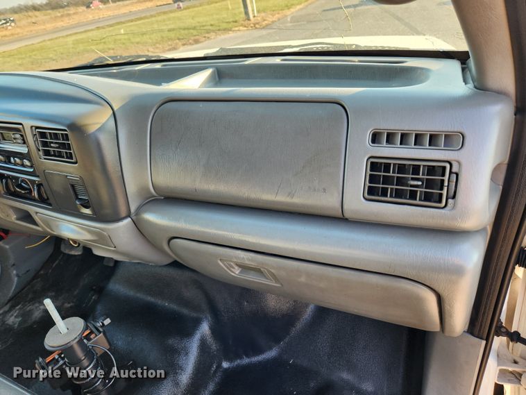 image for item JB9707 2002 Ford F350 Super Duty  Crew Cab flatbed pickup truck