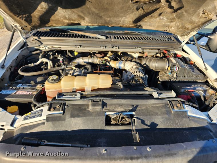 image for item JB9707 2002 Ford F350 Super Duty  Crew Cab flatbed pickup truck