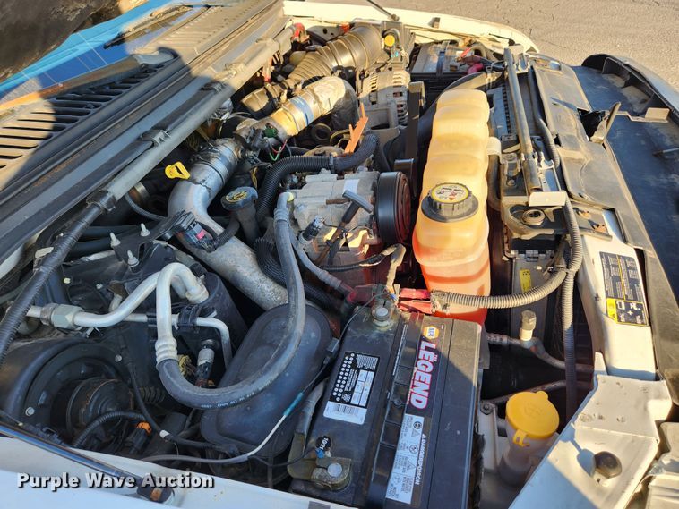 image for item JB9707 2002 Ford F350 Super Duty  Crew Cab flatbed pickup truck