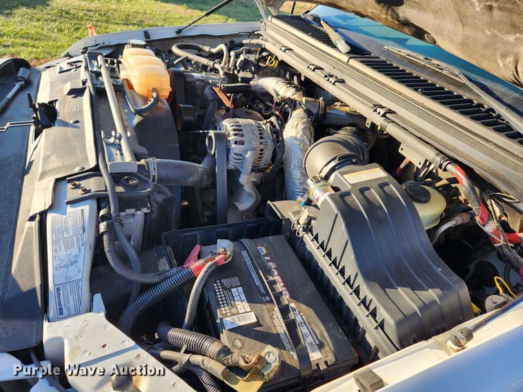 image for item JB9707 2002 Ford F350 Super Duty  Crew Cab flatbed pickup truck