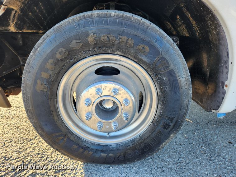 image for item JB9707 2002 Ford F350 Super Duty  Crew Cab flatbed pickup truck