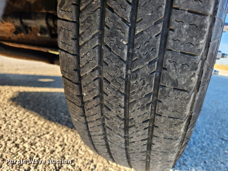 image for item JB9707 2002 Ford F350 Super Duty  Crew Cab flatbed pickup truck