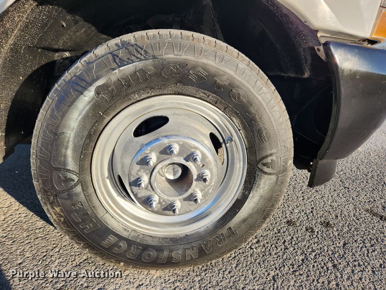 image for item JB9707 2002 Ford F350 Super Duty  Crew Cab flatbed pickup truck