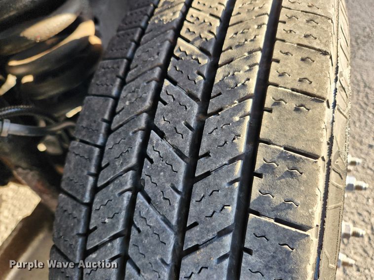 image for item JB9707 2002 Ford F350 Super Duty  Crew Cab flatbed pickup truck