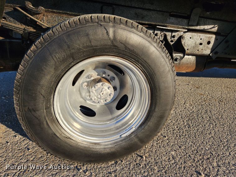 image for item JB9707 2002 Ford F350 Super Duty  Crew Cab flatbed pickup truck