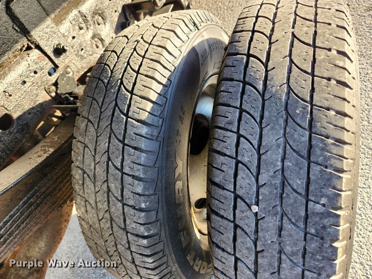 image for item JB9707 2002 Ford F350 Super Duty  Crew Cab flatbed pickup truck