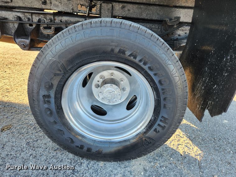 image for item JB9707 2002 Ford F350 Super Duty  Crew Cab flatbed pickup truck