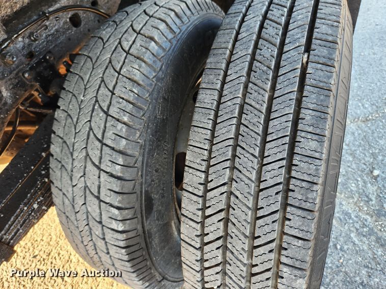 image for item JB9707 2002 Ford F350 Super Duty  Crew Cab flatbed pickup truck