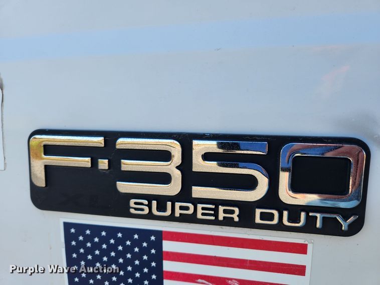 image for item JB9707 2002 Ford F350 Super Duty  Crew Cab flatbed pickup truck