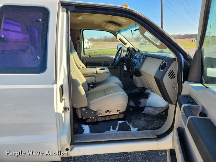 image for item JB9712 2008 Ford F350 Super Duty XLT  SuperCab utility bed pickup truck