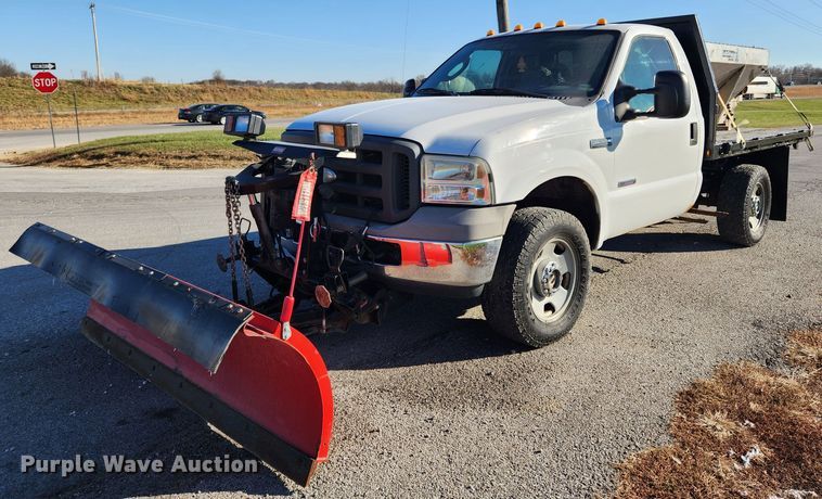 image for item JB9713 2005 Ford F350 Super Duty XL  flatbed pickup truck